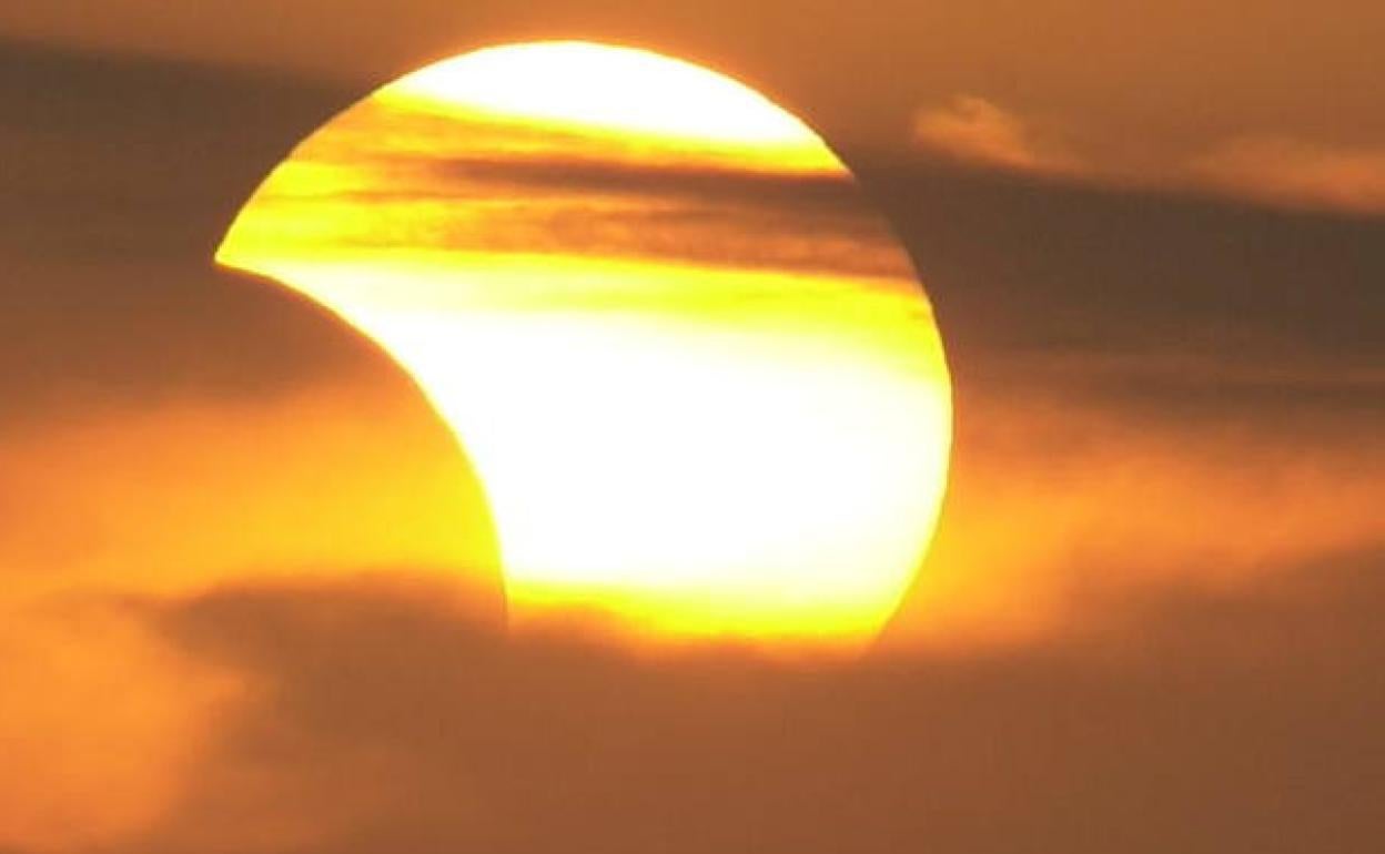 Llega un eclipse parcial de sol dónde y cuándo se podrá ver en España